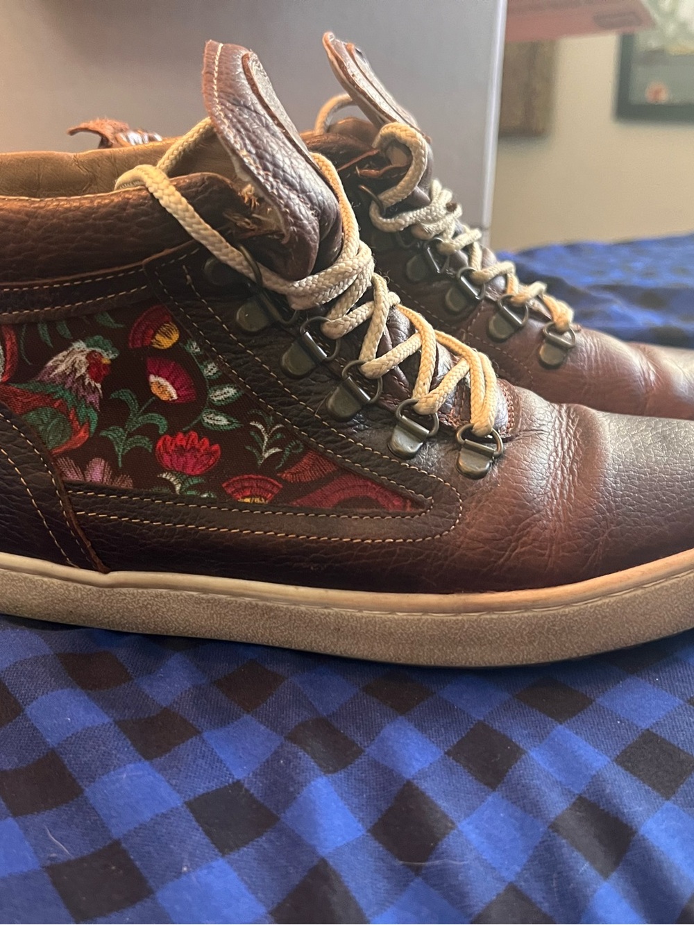 Women’s size 10 leather boots like new.